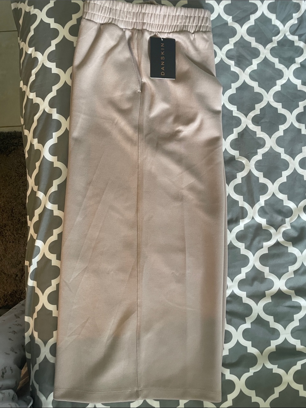 Danskin Taupe Pull on Elastic-Waist Gaucho Capri size L
